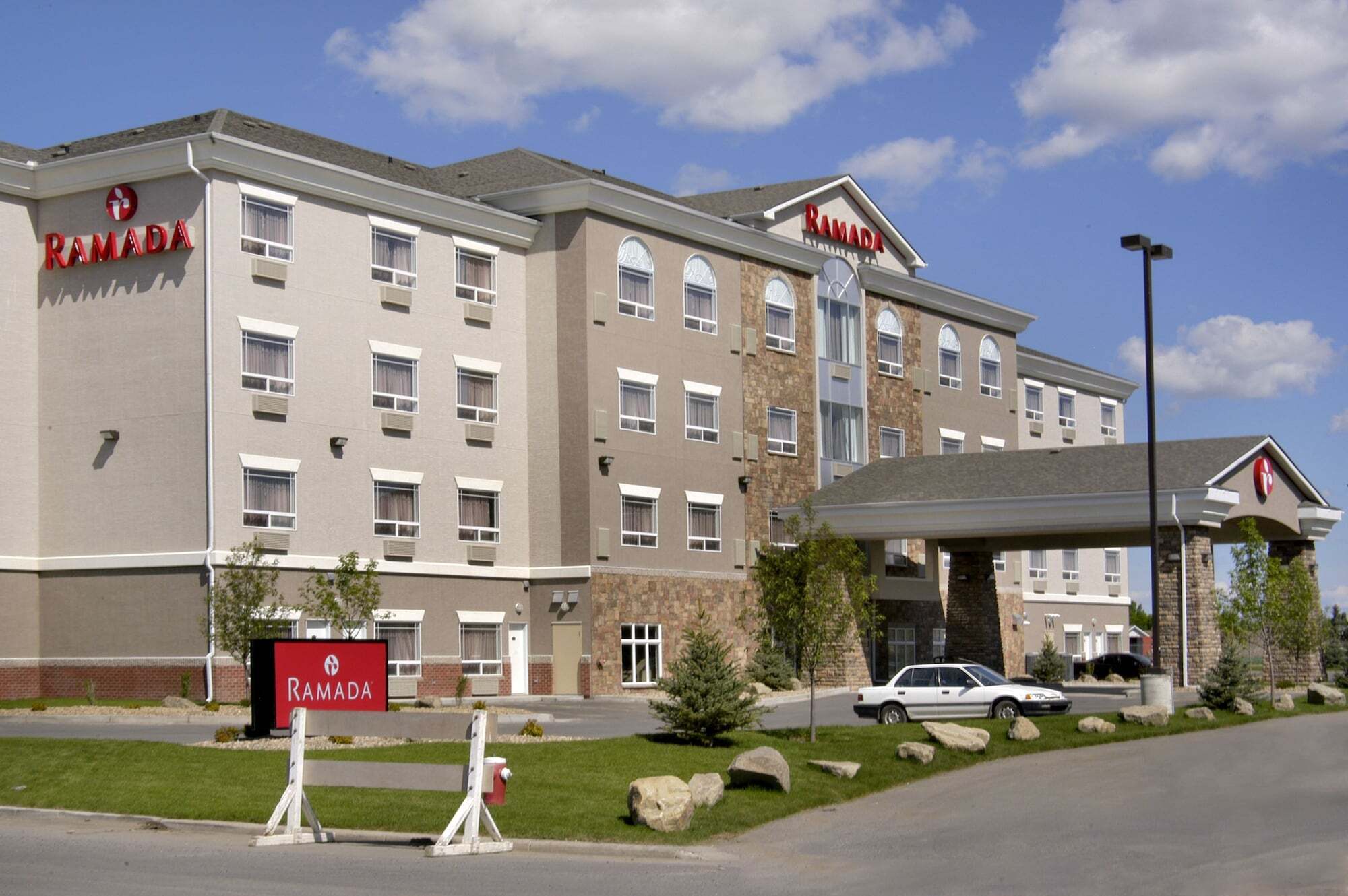 Ramada By Wyndham High River Dış mekan fotoğraf